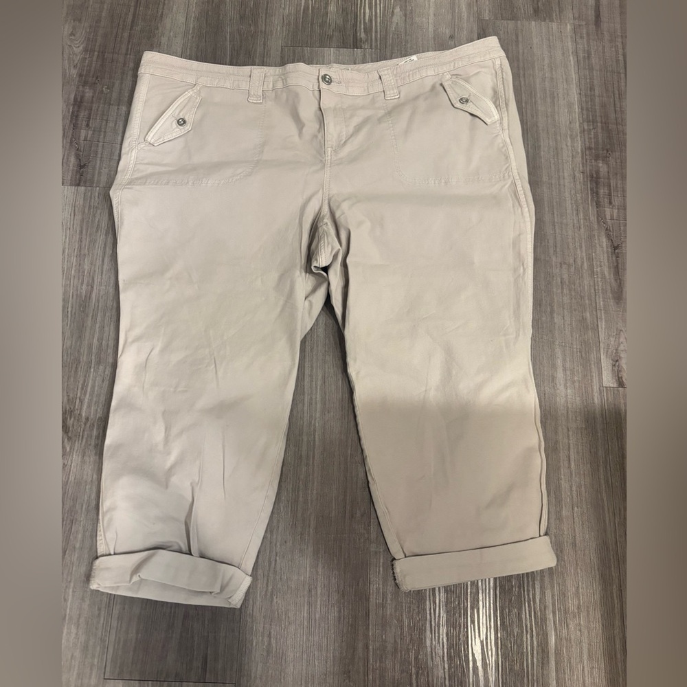 Bnwt Torrid Women's Light Beige Cropped Jeans. Size 28